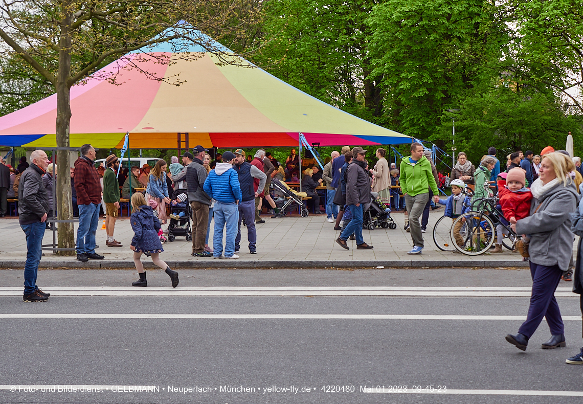 01.05.2023 - Maibaumaufstellung in Berg am Laim